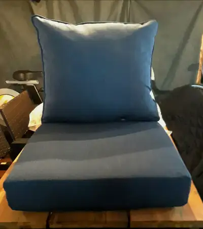 2 COUSSINS ASSISE ET DOSIER BLANC POUR GROSSE CHAISE EXTÉRIEUR 100.00$ POUR LES 2 ET 1 COUSSIN BLEU...
