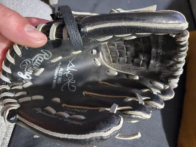 Rawlings 10" Baseball Glove in Baseball & Softball in City of Toronto - Image 3