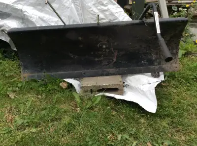 Pelle à neige pour VTT 42po. X 14po haut. Prix: 60$