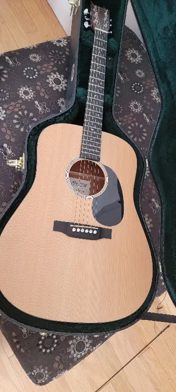 NO SHIPPING >>>>> NO ETRANSFERS Martin acoustic/electric. Very balanced tone. Never been ridden hard...