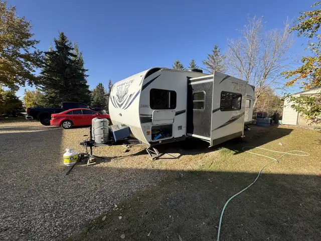 2013 Forest River XLR T27HFS Toy Hauler in Travel Trailers & Campers in Red Deer - Image 2