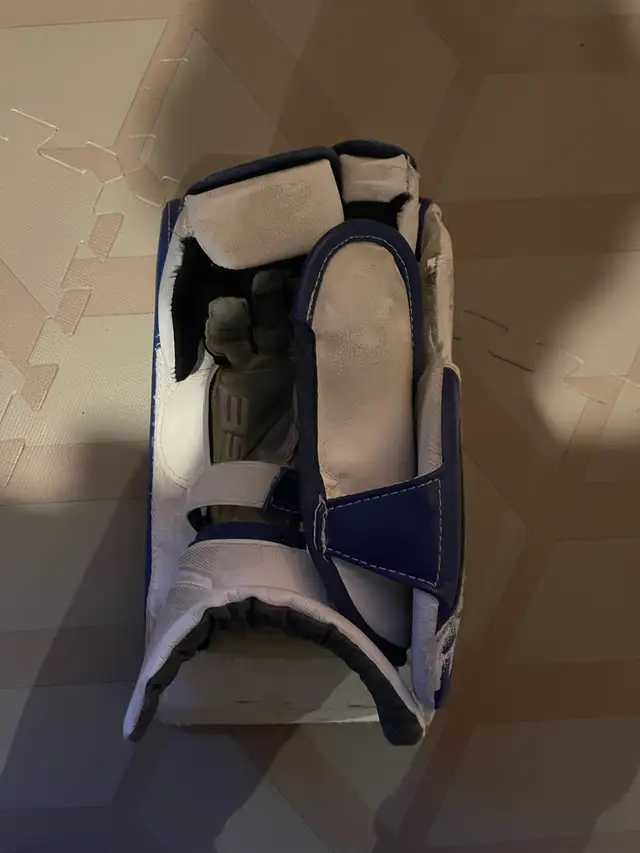 goalie pads glove and blocker intermediate  in Hockey in Lloydminster - Image 7