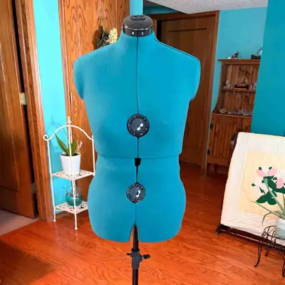 Adjustable Dritz Dress form, Nearly perfect condition! (Preassembled) —>$270 or best offer :) —>Will...