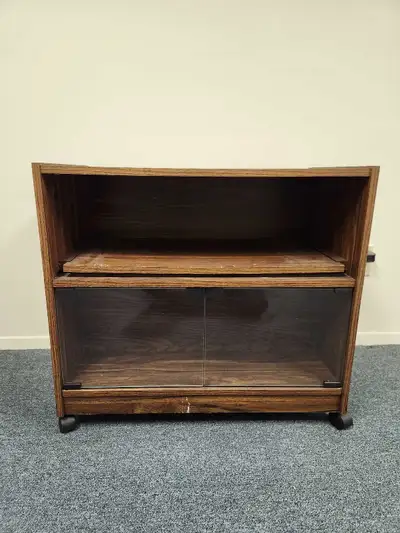 28" wide, 25" tall, and 15" deep. Pick up only.