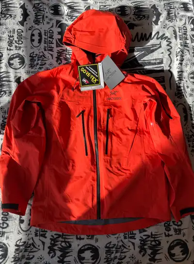 For sale is this beautiful Alpha SV jacket in Dynasty/Black colour Size is M, but can possibly fit f...