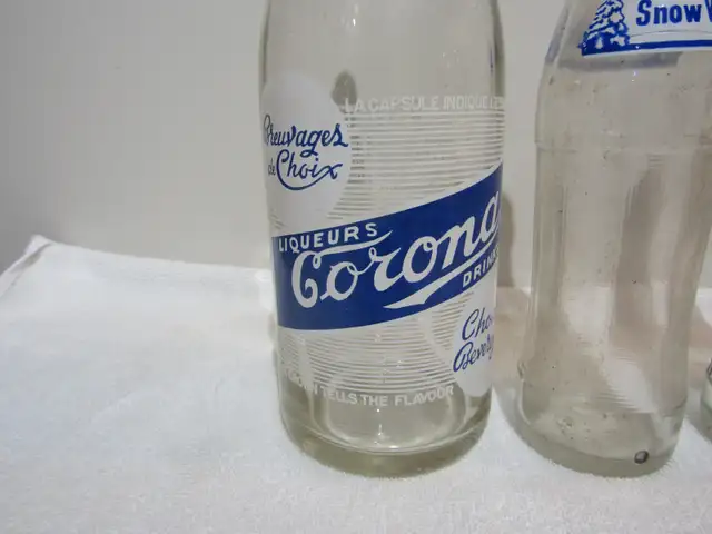 OLD GLASS BOTTLE64519992613891121