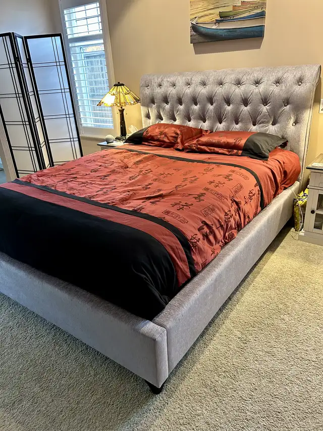 Elegant Light Grey Queen platform bed in mint condition in Beds & Mattresses in Parksville / Qualicum Beach - Image 2