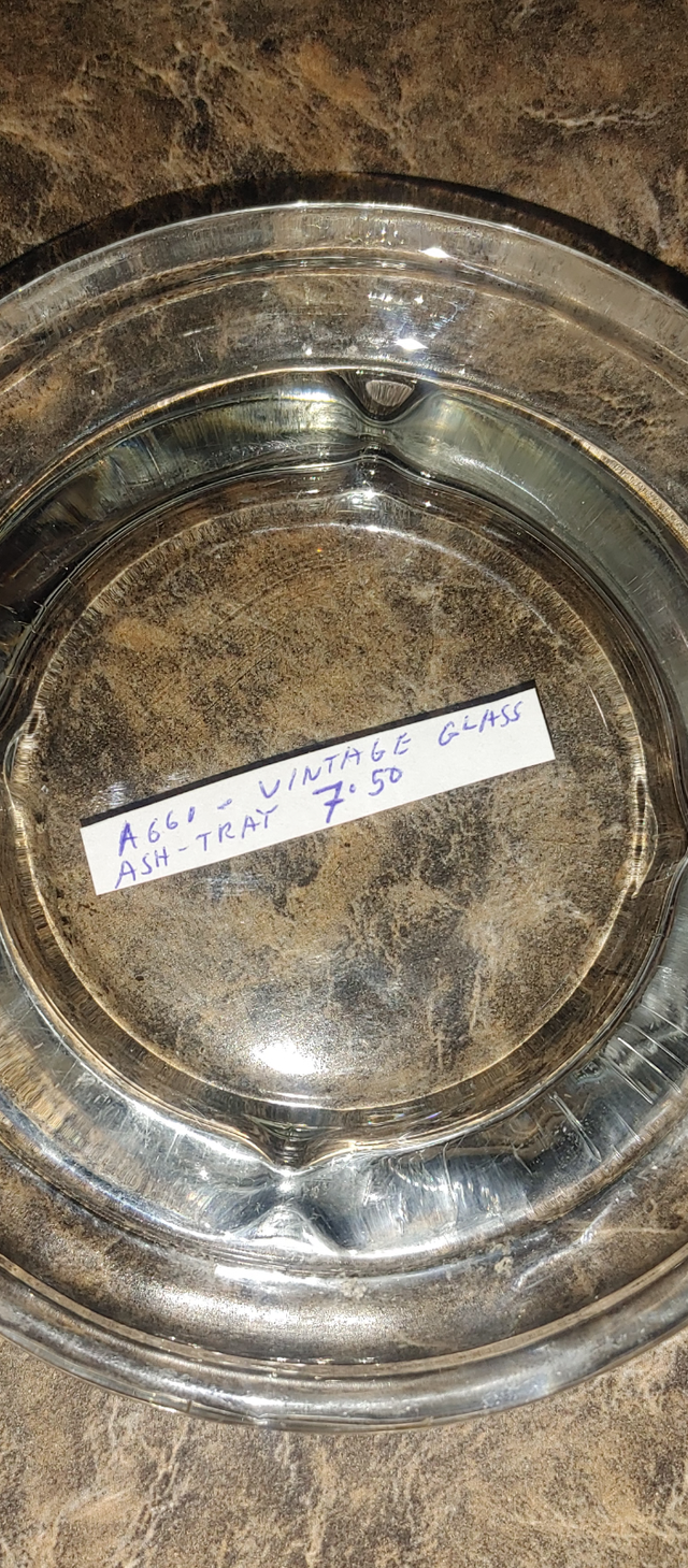 VINTAGE - GLASS ASHTRAY - BOOTH #226 in Other in Edmonton - Image 8