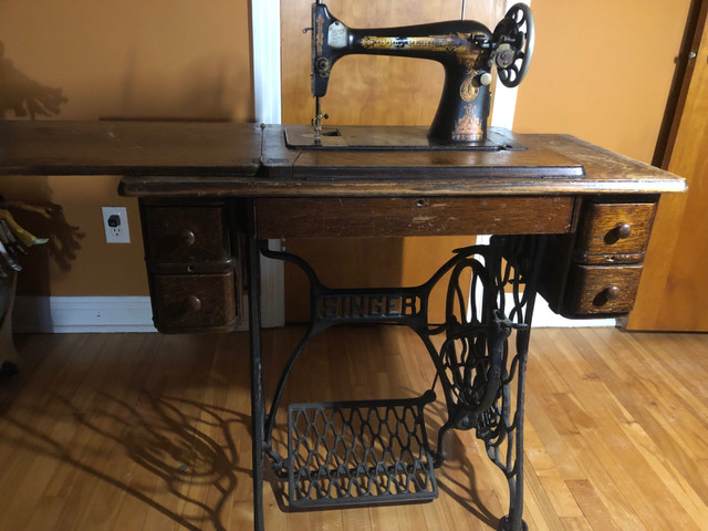 Machine à coudre antique Singer dans Art et objets de collection  à Ville de Montréal