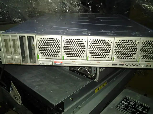 SUN ORACLE SPARC T4-1 8 core server 200+ hd dell lenovo servers in Other in City of Montréal - Image 3