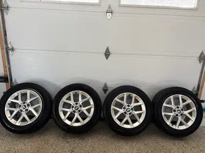 Mags et pneus d hiver en très bonne condition valeur de A$2,200 laisser pour $900 car remise de loca...