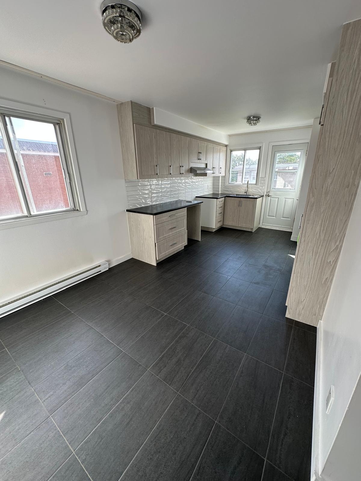 Grand 5 1/2 à louer à St-Léonard coin Jarry/Langelier — photo 2