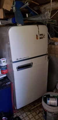 Réfrigérateur antique 1950