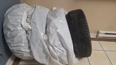 Bonjour, je vends mes 4 pneus été en très bon état sans les rims avec leur plastique de stockage. (a...
