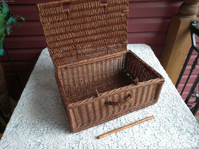 Great Collection of Vintage Wicker Picnic Baskets in Arts & Collectibles in New Glasgow - Image 3