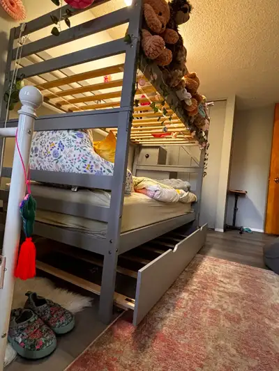 Solid and functional bunk bed in excellent condition — perfect for siblings or sleepovers! Features:...