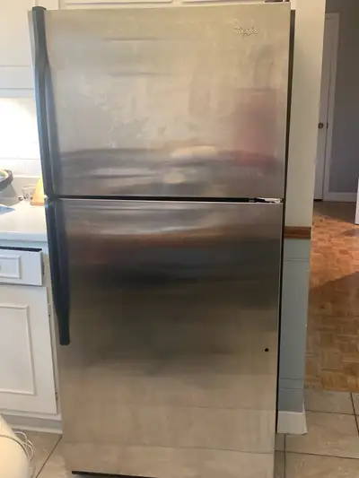Réfrigérateur Whirlpool en acier inoxydable, acheté en 2020, à vendre car il ne convient pas à notre...