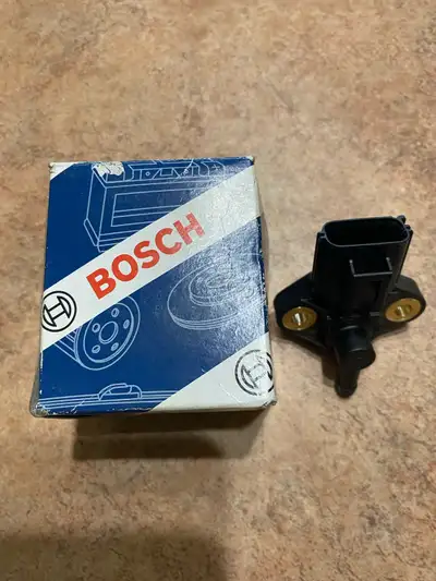 Capteur de pression de rampe d’injection (Fuel Rail Pressure Sensor) Bosh 0261230093. La pièce est n...