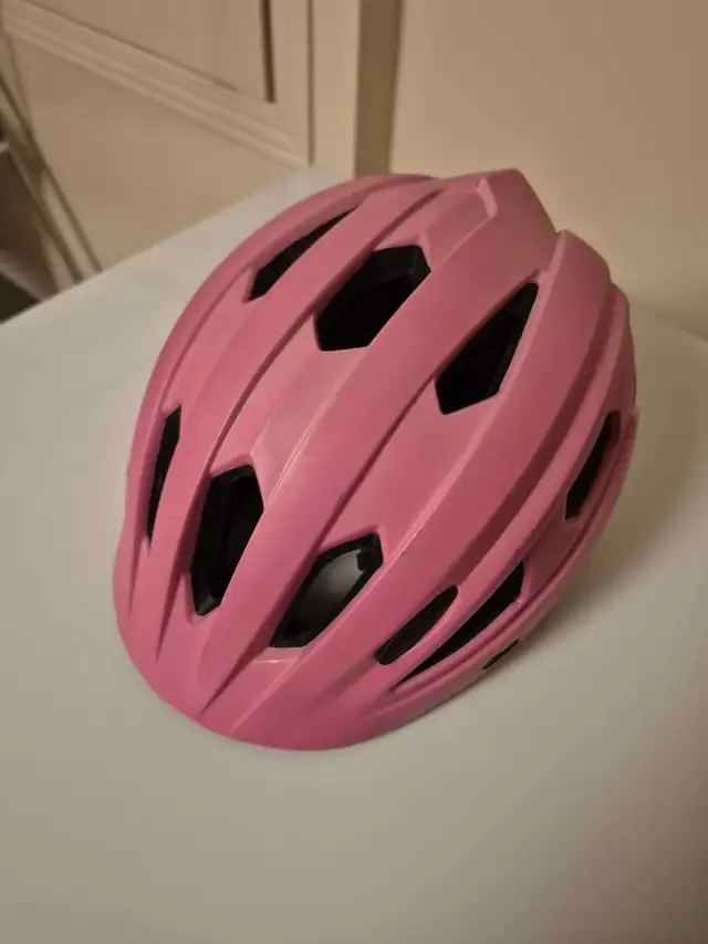 Bicycle Helmet For Kids in Kids in Laval / North Shore - Image 2