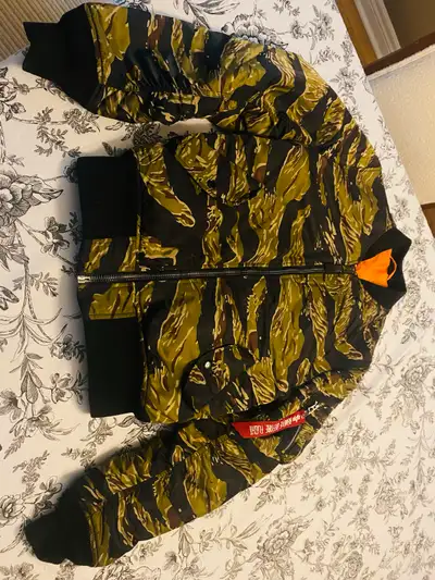 The jacket is in amazing condition. It’s the slim fit model, size M.