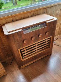 Antiquité Radio antique en bois