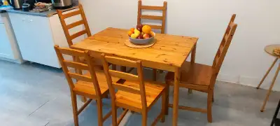 Table Ikea en bois avec 6 chaises (4 grandes et 2 moyennes). Encore solide. Possibilité de démonter...