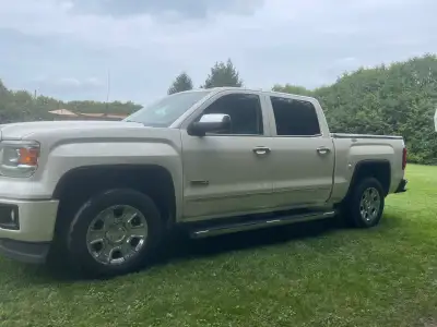 4x4 Crew cab V8 5.3 liter Bluetooth, gps, sunroof Spray in box liner with tonneau cover Tow hitch Le...