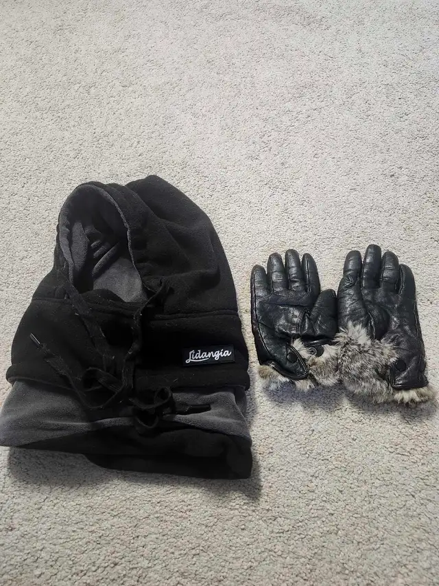 Lidangia Fleece Hood and Fur Trimmed Gloves