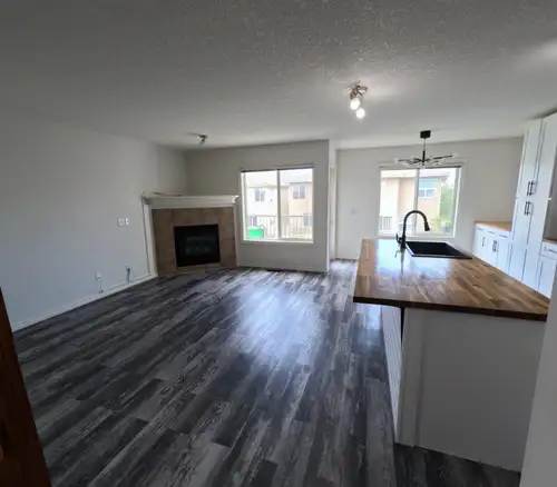 Property Description This well‑maintained townhouse is in the highly desirable community of Royal Oa...