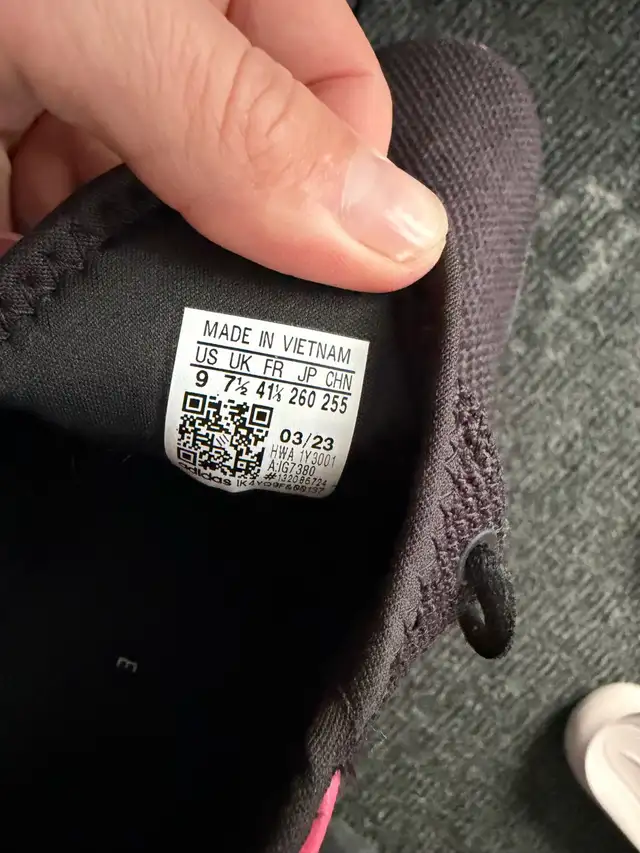 Women’s Adidas Shoes Size 9 in Women's - Shoes in Mississauga / Peel Region - Image 4