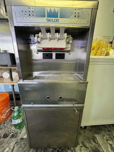 Taylor 161-27 soft serve ice cream machine , unit has been fully serviced , new hopper shell bearing...