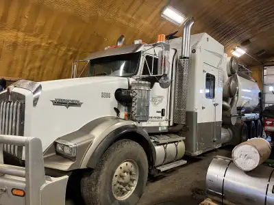 2009 Kenworth Hydrovac Tornado build Isx Cummins (deleted) 18sp Heavy spec truck with full lockers 6...