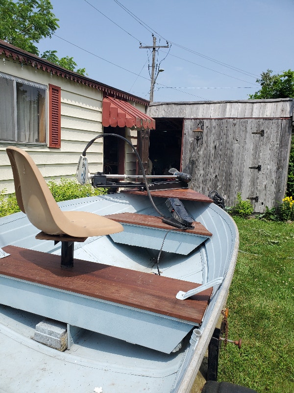 12FT Aluminum Boat, trailer, and elc. motor foot operated. Powerboats