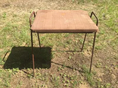 Petit banc/pouf en métal de près de 100 ans, View more