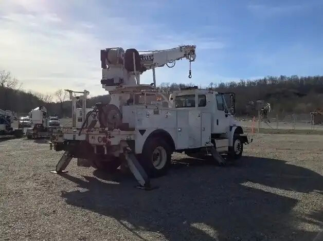 2016 Altec DM47B-TR International Digger Derrick Unit in Other in City of Halifax - Image 2