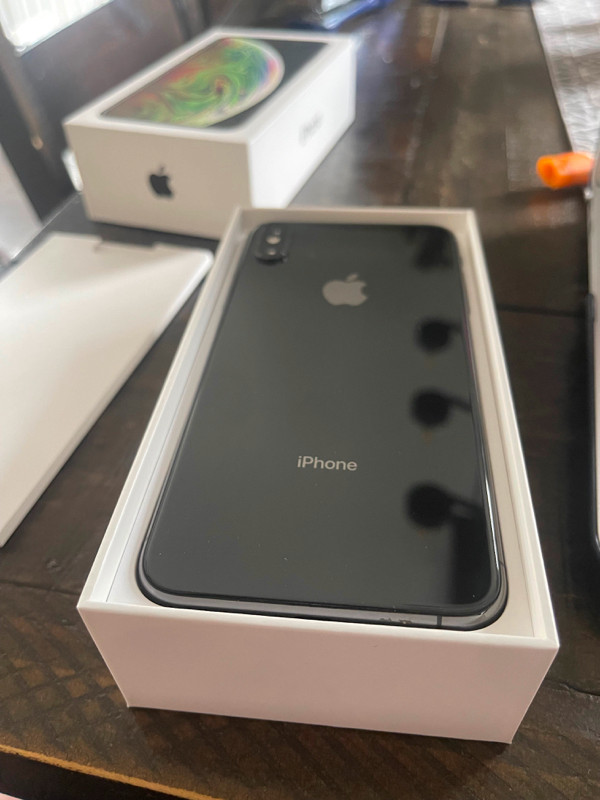 iPhone XS Max 64 GB Space Grey in Cell Phones in Hamilton - Image 2