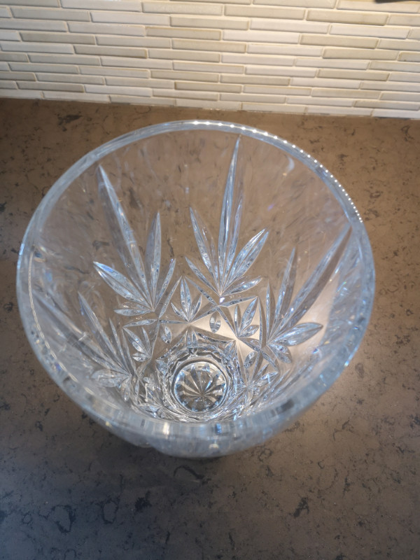 Vase en verre très lourd. in Home Décor & Accents in Longueuil / South Shore - Image 2
