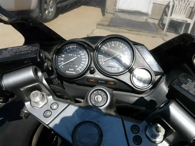 1990 Kawasaki ZX-11 Ninja in Sport Bikes in Edmonton - Image 2