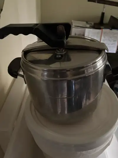This Lagostina pressure cooker is a reliable kitchen staple perfect for speeding up your meal prepar...