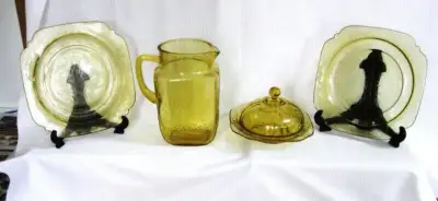 DOUZES  MORCEAUX DEPRESSION MADRID// AMBER/YELLOW c.1930, View more