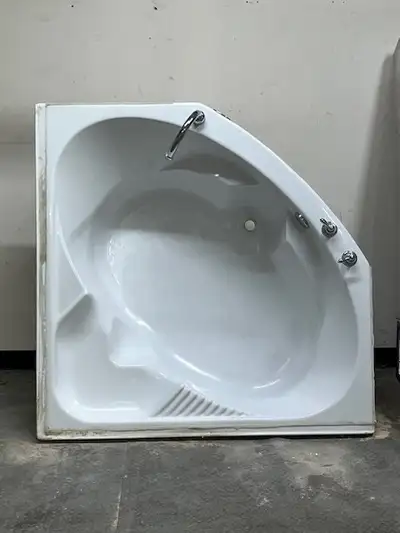 Jacuzzi tub - Jacuzzi Canada - Stellaria White - Model M090C902 Used Dimensions 54 1/2" L - 53 1/2W...