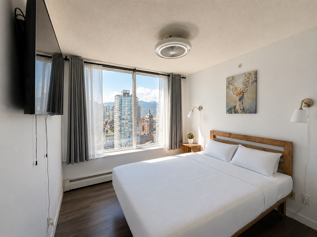 Downtown Vancouver Apt – Sleeps 7 – Pool & Jacuzzi – July 17-18 in Short Term Rentals in Vancouver - Image 15