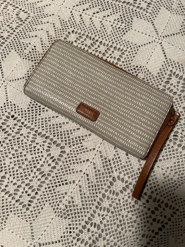 Fossil Wallet in Women's - Bags & Wallets in Calgary - Image 2
