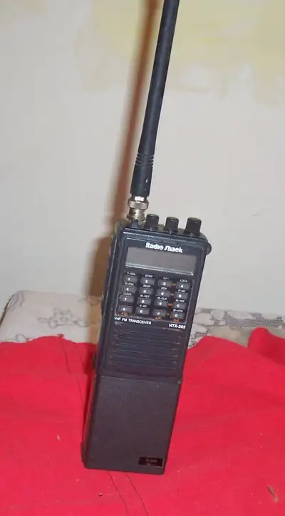 Radio Shack HTX 202 2m VHF Handheld Ham Radio Transceiver with Manual Serial number: 0143085 Model N...