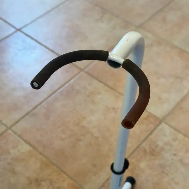 White Guitar / Bass Stand in Other in Markham / York Region - Image 4