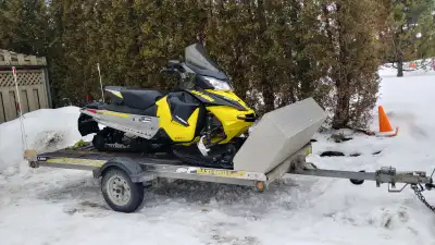 Remorque basculante pour motoneige, simple, 60 po de large x 11 pi de long, glissières en plastique...