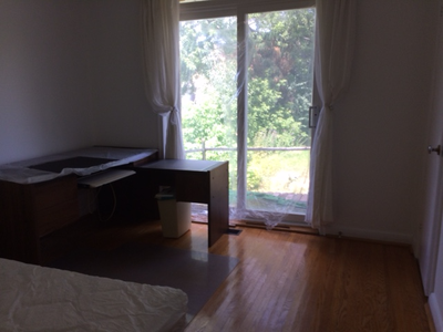 Rooms in house come with large windows, bright and clean. - 5 minutes walk to Bayview and Finch, clo...
