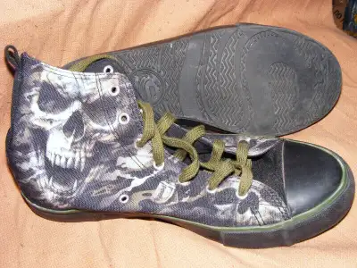 size 10 high tops skull pattern on shoes nice condition im sure would go good with a retro bibber lo...