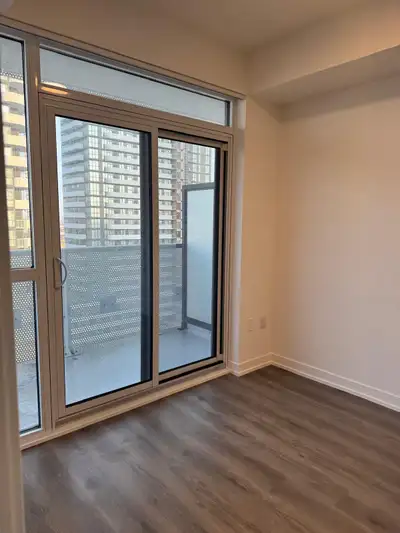 Luxury 1 Bedroom + Spacious Den Condo in Vaughan – Prime Location!** Parking and utilities not inclu...