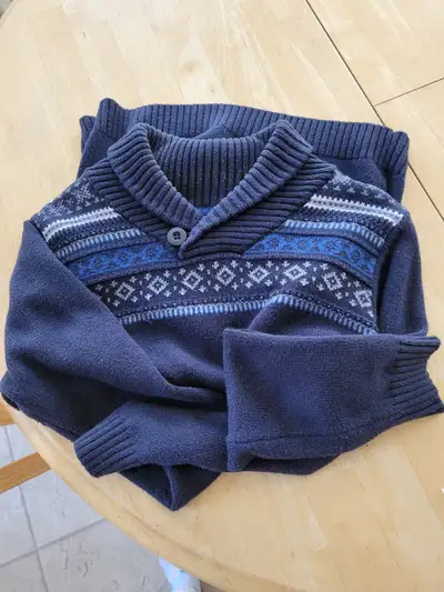 Boy's sweater Size large *Check out my other ads*